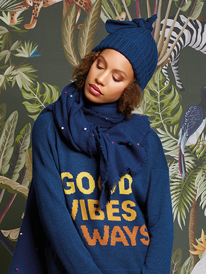 Sweater „Good Vibes Always“, Shawl „Sparkle“, Hat „Screw“ 