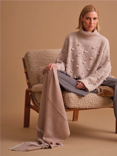 Sweater „Snowie“ Handknit; Shawl „Cortina“