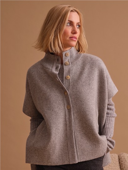 Poncho „Helen“; Sweater „Luulu“e-subtitle