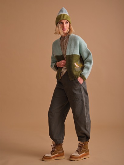 Cardigan Bobby Handknit „Deep Forest“ Siskin; Hat „Patent“ Degradee