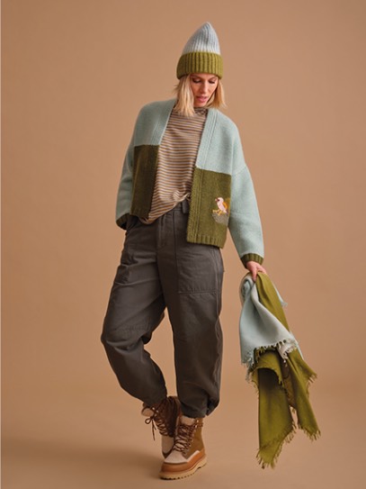 Cardigan Bobby Handknit  „Deep Forest“ Siskin;  Shawl „Felted Knit Degradee“; Hat „Patent“ Degradee