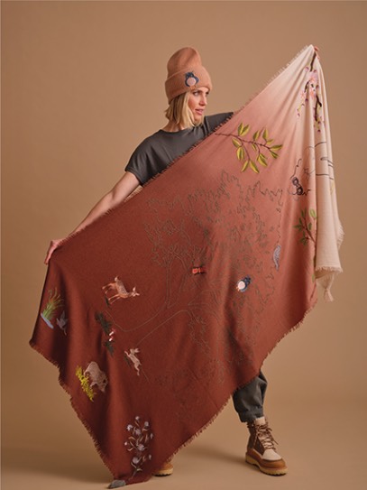 Sweater „Soca“;Shawl „Deep Forest“ Jaybird; Hat „Ali High“ Jaybird