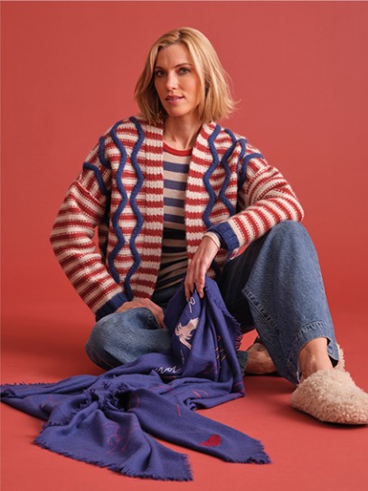 Cardigan „Bobby“ Cable; Sweater „SkiMi“ Stripes; Shawl „Love Love Love“ 