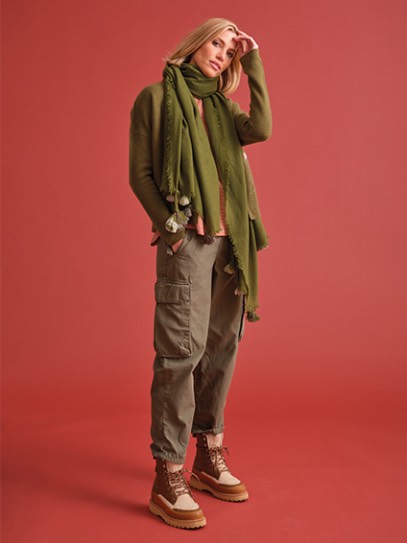 Cardigan „Chica“  Jaybird embroidery;  Shawl „Ragged Border“