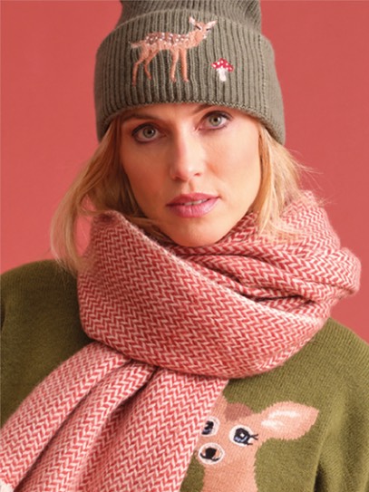 Sweater „Brigtte“ Deep Forest  Deer; Shwal „ZigZag“; Hat „Ali High“ Deep Forest Deer