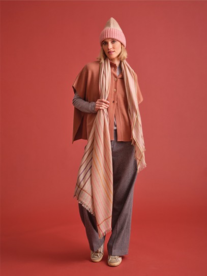 Poncho „Helen“; Shawl „Linea“;Hat „Patent“ Degradee