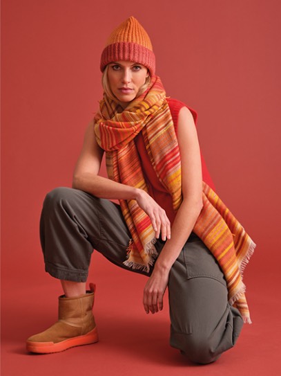 Vest „Baga“;Plaid „Gipsy“ Camel; Hat „Patent“ Degradee