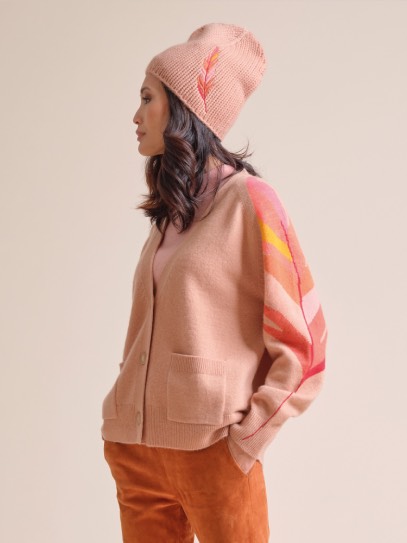 Cardigan &bdquo;Philippa Feather&ldquo; La Forestière;Hat &bdquo;Pauli Feather&ldquo; La Forestière;Shawl &bdquo;Feather&ldquo; La Forestière