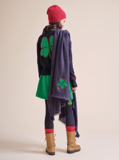 Cardigan &bdquo;Gwin Shamrock&ldquo; La Forestière; Sweater &bdquo;Vento&ldquo; Stripes;Hat &bdquo;Emilia&ldquo;