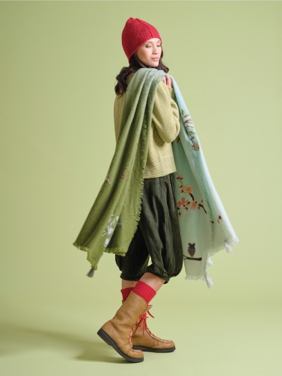 Sweater &bdquo;Nina&ldquo; Jacquart stripes;Plaid &bdquo;Deep Forest&ldquo;;Hat &bdquo;Emilia&ldquo;