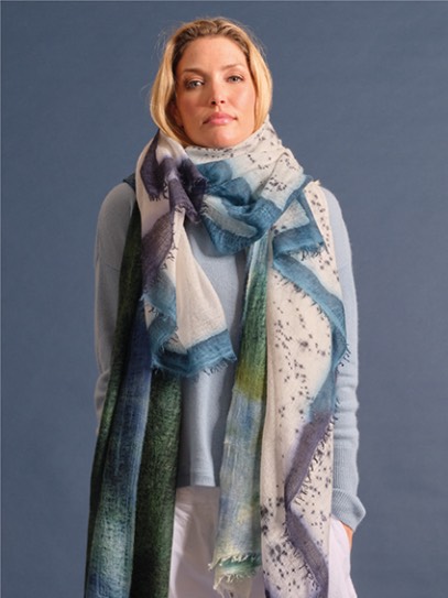 Sweater &bdquo;Bluna&ldquo;; Shawl &bdquo;IceDye&ldquo; paperwhite/acqua/blue