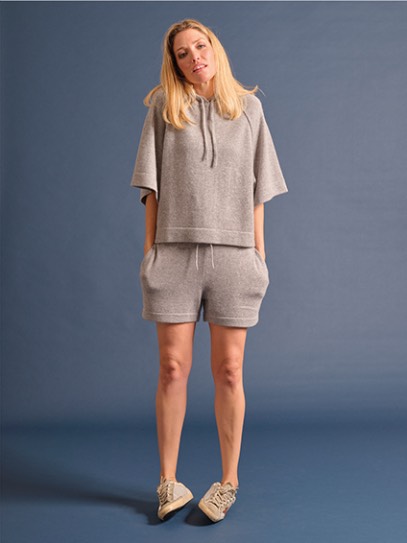 Sweater &bdquo;Arabella&ldquo; Hoodie; Shorty &bdquo;Mon&ldquo;